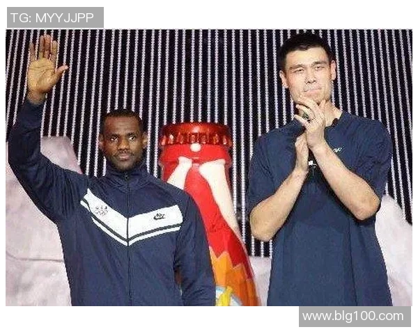 詹姆斯与姚明同框合影展现篮球传奇的友谊与荣耀