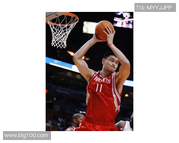 姚明在NBA赛场上展现惊人爆扣技艺引发全场欢呼与热议