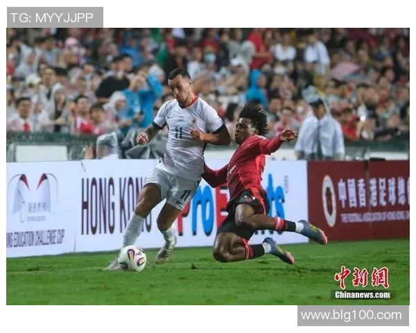 红衣足球明星究竟是谁他在赛场上的表现引发了怎样的关注与讨论