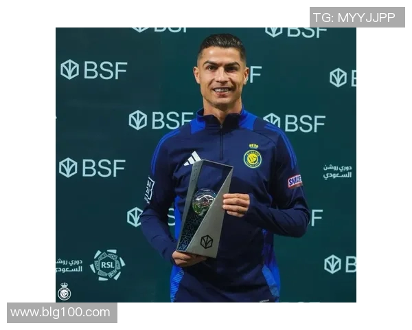 足球明星荣耀时刻捧奖杯精彩瞬间全景展示与回顾