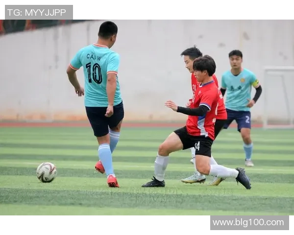 中国足球明星在绿茵场上展现风采与激情的精彩瞬间